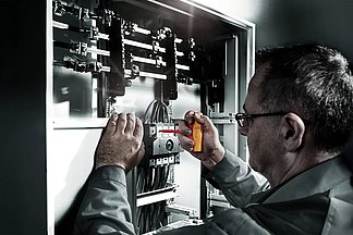 Los nuevos indicadores del par de giro con mango transversal disponen de un par de apriete fijo y no modificable de 4 o 5 Nm, y en la version VDE han sido comprobados hasta los 1.000 voltios pieza por pieza. 